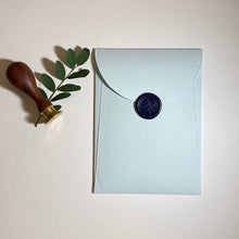 Load image into Gallery viewer, Pretty Fold